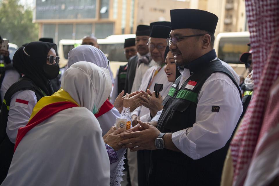 Menteri Agama Yaqut Cholil Qoumas (kanan) menyalami peserta ibadah haji kloter BTH 1 saat pelepasan di Hotel 310 Syisyah, Mekah, Arab Saudi, Senin (3/7/2023). Sebanyak 14 kloter akan diterbangkan ke Tanah Air melalui Bandara Internasional King Abdul Azis,