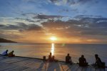 Sejumlah wisatawan melihat pemandangan matahari terbenam di Benteng Amsterdam DSA Wisata Negeri Hila, Maluku.