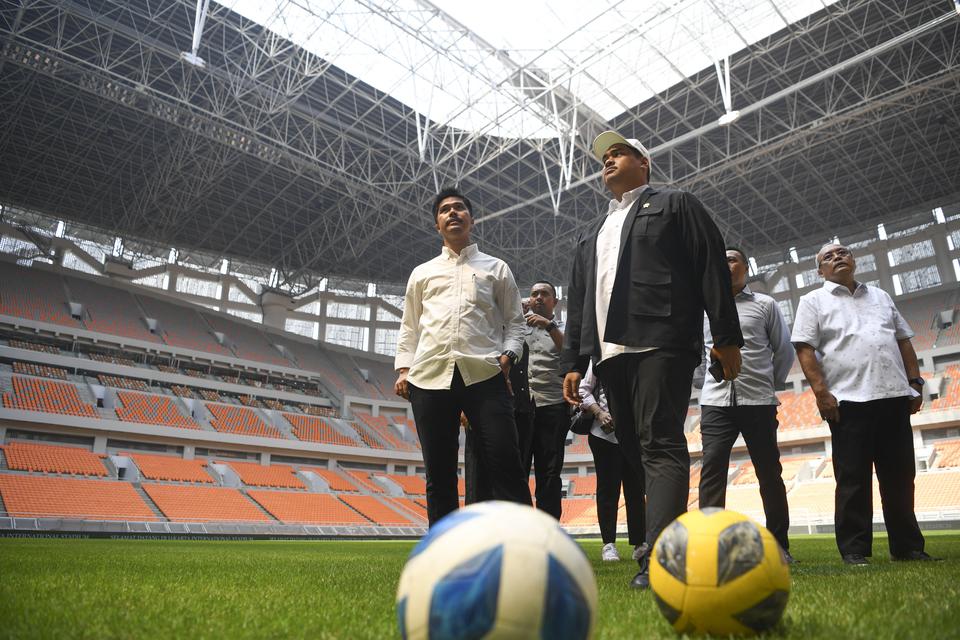 Menteri Pemuda dan Olahraga Dito Ariotedjo (kanan) berbincang dengan pengelola saat meninjau Stadion Jakarta International Stadium (JIS) di Papanggo, Tanjung Priok, Jakarta Utara, Selasa (4/7/2023). Menpora meninjau kesiapan Stadion JIS untuk diajukan kep
