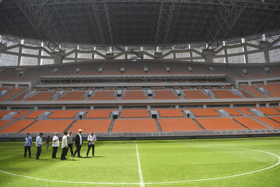 Menteri Pemuda dan Olahraga Dito Ariotedjo (kedua kanan) meninjau Stadion Jakarta International Stadium (JIS) di Papanggo, Tanjung Priok, Jakarta Utara, Selasa (4/7/2023). Menpora meninjau kesiapan Stadion JIS untuk diajukan kepada FIFA sebagai salah satu