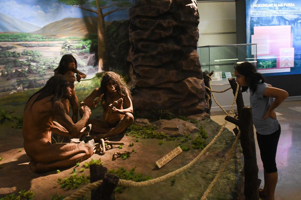 Pengunjung mengamati diorama kehidupan manusia purba yang menjadi koleksi di Museum Nasional, Jakarta, Selasa (4/7/2023). 