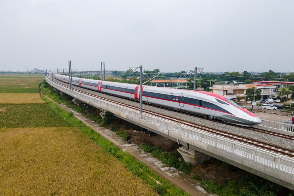 KCIC melalui kontraktor Kereta Api Cepat mulai menguji cobakan rangkaian Electric Multiple Unit (EMU) atau Kereta Penumpang KA Cepat relasi Jakarta-Bandung (4/7/2023). Pengujian sudah memasuki tahap selanjutnya yaitu pengujian untuk rangkaian Kereta Penum