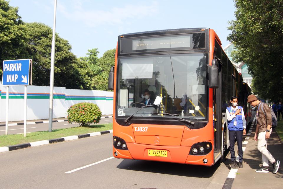 Penumpang bersiap menaiki bus TransJakarta saat uji coba rute baru TransJakarta di Bandara Soekarno Hatta, Tangerang, Banten, Rabu (5/7/2023). PT TransJakarta membuka rute baru Terminal Kalideras menuju Bandara Soekarno Hatta yang ditujukan untuk para pek