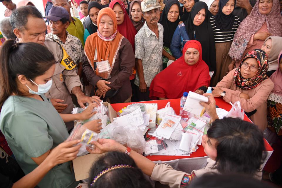 Sejumlah petugas kesehatan melayani warga saat pelaksanaan layanan kesehatan gratis di Rumah Sakit Bhayangkara Tingkat II Mas Kadiran, Medan, Sumatera Utara, Rabu (5/7/2023). Polda Sumut menggelar layanan kesehatan gratis bagi masyarakat terutama warga ku