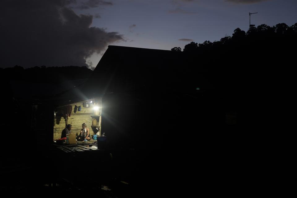 Warga suku Bajo berada di rumah panggungnya di Desa Sama Jaya, Kabupaten Konawe, Sulawesi Tenggara, Rabu (5/7/2023). Program bantuan penyambungan listrik tanpa biaya hasil dari donasi pegawai PLN hingga Juni 2023, mencapai 11.429 pelanggan sementara khusu