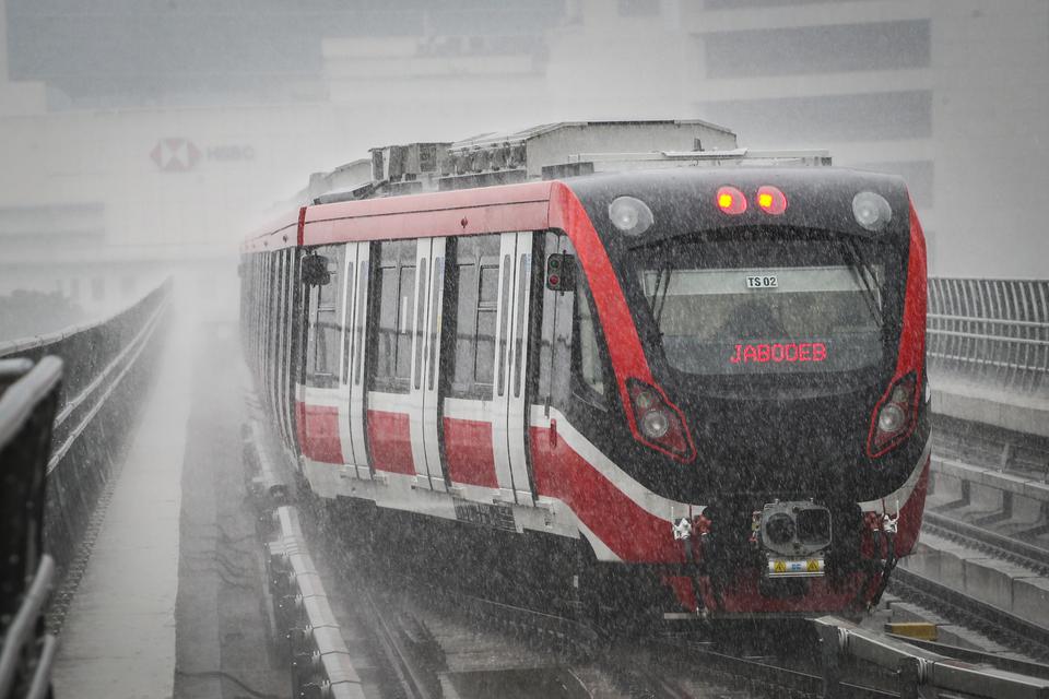 Rangkaian gerbong Lintas Rel Terpadu (LRT) memasuki Stasiun Dukuh Atas, Jakarta, Kamis (6/7/2023). Moda transportasi tanpa masinis ini dijadwalkan beroperasi pada 18 Agustus 2023 mendatang, berbarengan dengan operasional Kereta Cepat Jakarta Bandung (KCJB