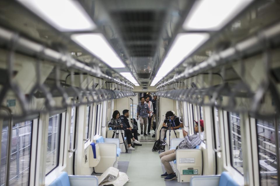 Awak media duduk di dalam rangkaian gerbong kereta saat mengikuti uji coba Lintas Rel Terpadu (LRT), Jakarta, Kamis (6/7/2023). Moda transportasi tanpa masinis ini dijadwalkan beroperasi pada 18 Agustus 2023 mendatang, berbarengan dengan operasional Keret