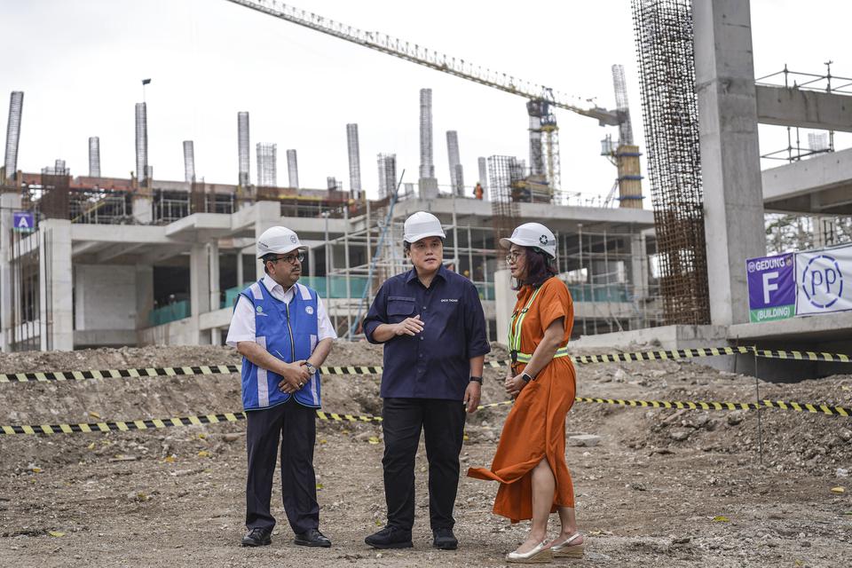 Menteri BUMN Erick Thohir (tengah) berbincang dengan Dirut PP Novel Arsyad (kiri) dan Dirut Pertamina Bina Medika IHC Mira Dyah Wahyuni (kanan) saat meninjau progres pembangunan Kawasan Ekonomi Khusus (KEK) Sanur, Bali, Kamis (6/7/2023). Pembangunan kawas