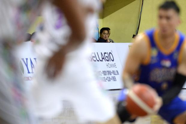 Menteri BUMN Erick Thohir menyaksikan pertandingan Game 1 Babak Playoff Indonesian Basketball League (IBL) 2023 antara tuan rumah Bali United Basketball melawan Satria Muda Pertamina Jakarta di GOR Merpati, Denpasar, Bali, Kamis (6/7/2023). Pada pertandin