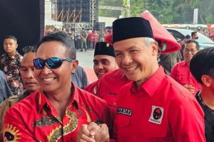 Jenderal (Purn) Andika Perkasa bersama capres dari PDIP Ganjar Pranowo di GBK, Jakarta, Sabtu (24/6). Foto: Antara.