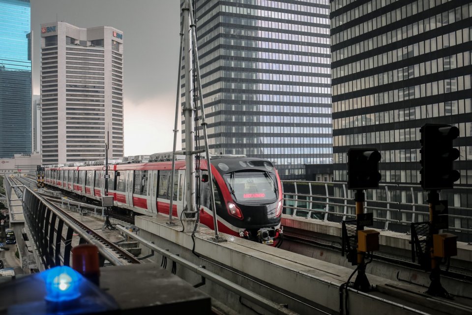 Rangkaian gerbong kereta Lintas Rel Terpadu (LRT) memasuki Stasiun LRT Dukuh Atas, Jakarta, Kamis (6/7). 
