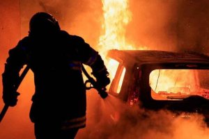 Seorang petugas pemadam kebakaran memadamkan api akibat kerusuhan di Tourcoing, Prancis, Minggu (2/7). Foto: Antara.