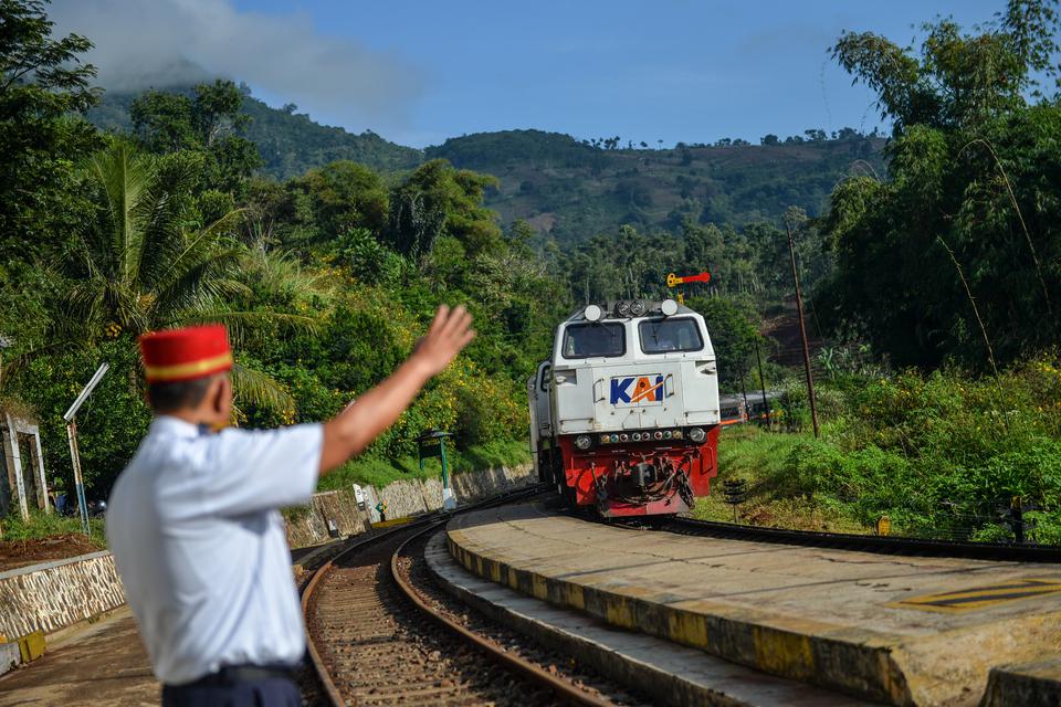 Rangkaian kereta api memasuki Stasiun Lebakjero, Kabupaten Bandung, Jawa Barat, Sabtu (8/7/2023). PT Kereta Api Indonesia (Persero) Daop 2 Bandung pada semester I tahun 2023 telah mengangkut sebanyak 1.768.922 penumpang KA Jarak Jauh. Jumlah tersebut meni