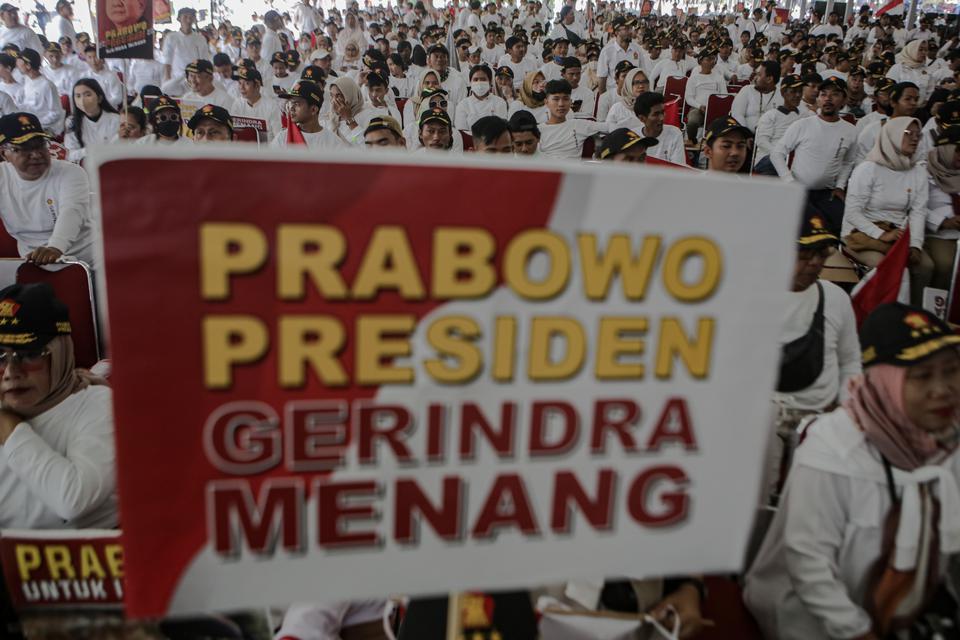 Simpatisan Partai Gerindra menghadiri acara konsolidasi akbar pengurus Partai Gerindra Tangerang Raya di Alun-alun Kota Tangerang, Banten, Minggu (9/7/2023).