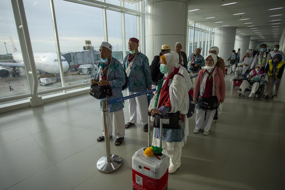 Jamaah haji yang tergabung dalam kelompok terbang (kloter) pertama embarkasi Kertajati tiba di bandara Kertajati, Majalengka, Jawa Barat, Minggu (9/7/2023). Sebanyak 363 jamaah haji kloter pertama asal Majalengka kembali ke tanah air setelah menunaikan ra