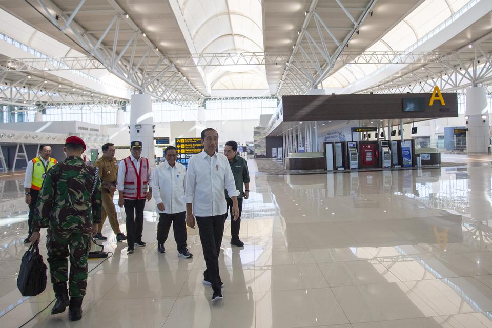 Presiden Joko Widodo (dua kanan) meninjau Bandara Kertajati, Majalengka, Jawa Barat, Selasa (11/7/2023). 