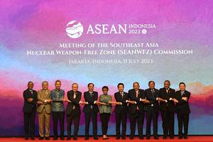 Sesi foto grup Pertemuan Menteri Luar Negeri ASEAN