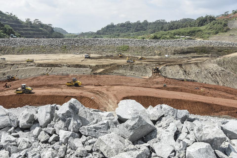 Pekerja menggunakan alat berat menyelesaikan pembangunan Bendungan Leuwikeris di Gardu Pandang, Kabupaten Tasikmalaya, Jawa Barat, Selasa (11/7/2023). Proyek Strategis Nasional (PSN) Bendungan Leuwikeris untuk mengoptimalkan pemanfaatan ketersediaan air s