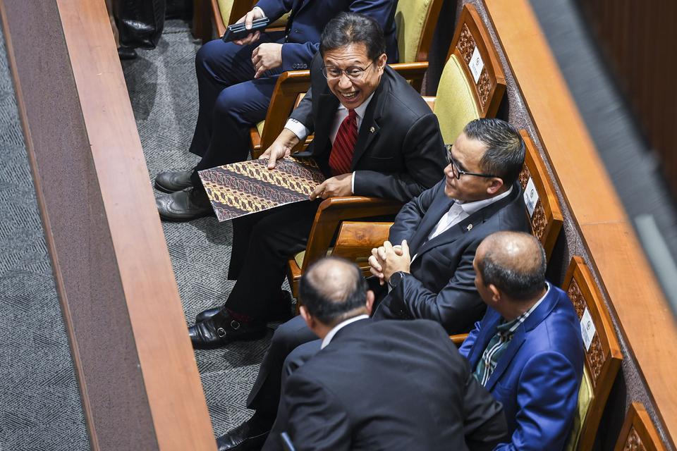 Menteri Kesehatan Budi Gunadi Sadikin (kiri) bersama Menteri Pendayagunaan Aparatur Negara dan Reformasi Birokrasi (PANRB) Abdullah Azwar Anas (kedua kanan) mengikuti Rapat Paripurna ke-29 Masa Persidangan V Tahun Sidang 2022-2023 di Kompleks Parlemen, Se