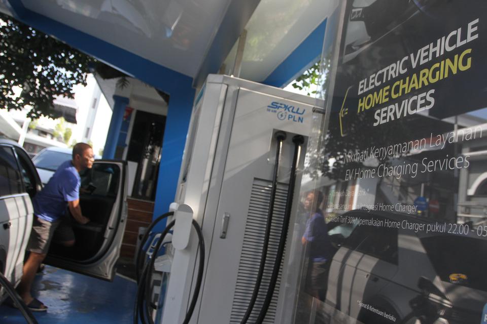 Pemilik mobil mengisi ulang baterai kendaraan listrik di Stasiun Pengisian Kendaraan Listrik Umum (SPKLU) di halaman Kantor PLN Unit Pelaksanaan Pelayanan Pelanggan (UP3) Malang, Jawa Timur, Selasa (11/7/2023). PT PLN (Persero) setempat menyediakan SPKLU 