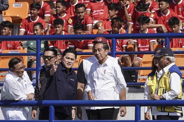 Presiden Joko Widodo (kedua kanan) didampingi (dari kiri) Sekretaris Kabinet Pramono Anung, Gubernur Jawa Barat Ridwan Kamil, Ketum PSSI Erick Thohir dan Menteri PUPR Basuki Hadimuljono saat mengunjungi Stadion Si Jalak Harupat di Kabupaten Bandung, Jawa 