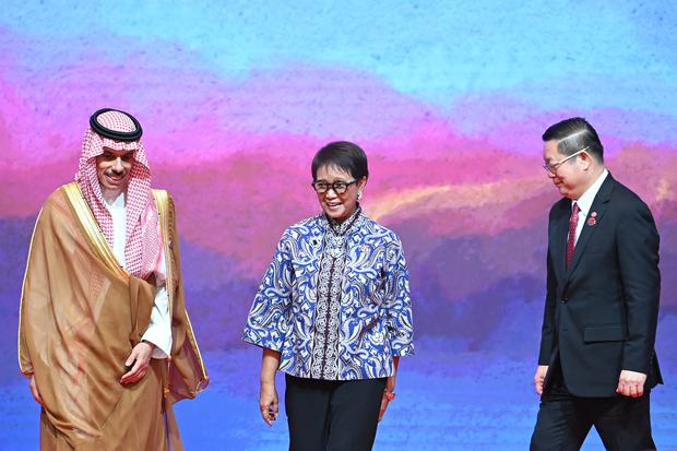 Menteri Luar Negeri Retno Marsudi (tengah) berjalan bersama Menlu Arab Saudi Faisal bin Farhan Al Saud (kiri) dan Sekjen ASEAN Kao Kim Hourn (kanan) usai Penandatanganan Instrumen Aksesi Traktat Persahabatan dan Kerjasama Asia Tenggara (TAC) di Jakarta, R
