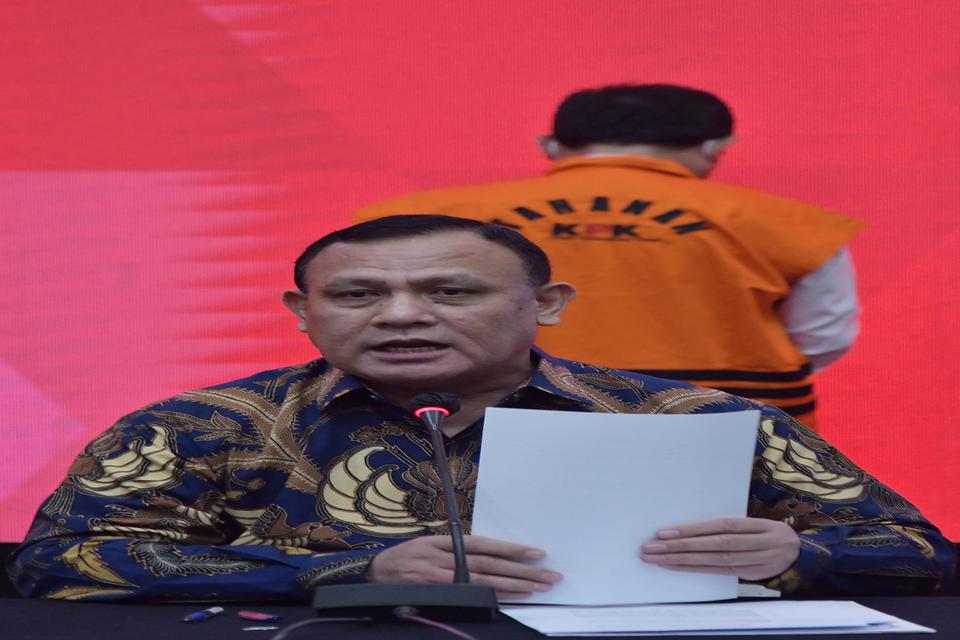 Ketua KPK Firli Bahuri (tengah) memberi keterangan mengenai penahanan tersangka Sekretaris MA (Mahkamah Agung) Hasbi Hasan saat jumpa pers di Jakarta, Rabu (12/7/2023). 