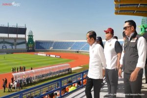Presiden Joko Widodo meninjau Stadion Si Jalak Harupat, Soreang, Jawa Barat, Rabu (12/7). Foto: Youtube/Sekretariat Presiden.