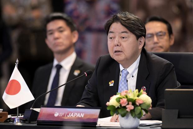 Menlu Jepang Yoshimasa Hayashi menyampaikan pandangan pada Pertemuan Menteri Luar Negeri ASEAN (PMC) bersama Jepang di Jakarta, Kamis (13/7/2023).