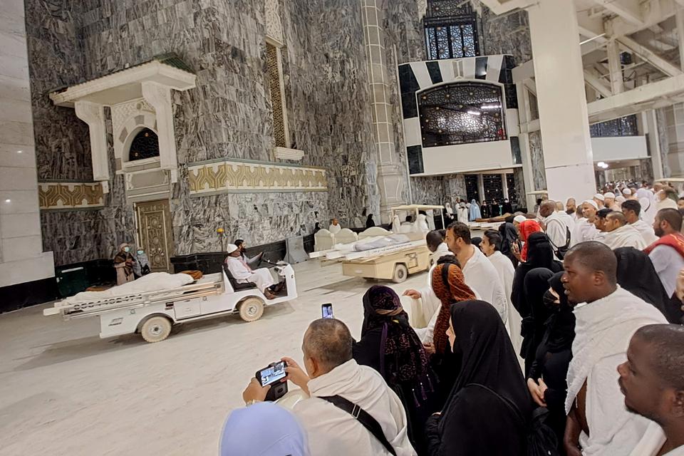 Petugas membawa jamaah yang wafat usai dishalatkan di Masjidil Haram, Mekah, Arab Saudi, Jumat (13/7/2023). 
