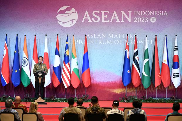 Presiden Joko Widodo menyampaikan pidato dalam courtesy call penyelenggaraan Pertemuan Ke-56 Menteri Luar Negeri ASEAN (AMM) di Jakarta, Jumat (14/7/2023).