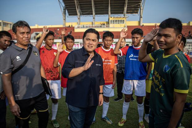 Ketua Umum PSSI Erick Thohir (tengah) didampingi pelatih Pelatih Timnas Indonesia U-17 Bima Sakti (kiri) berbincang dengan calon pemain Timnas sepak bola U-17 di Arena Atletik, Jakabaring Sport City (JSC), Palembang, Sumatera Selatan, Jumat (14/7/2023). S