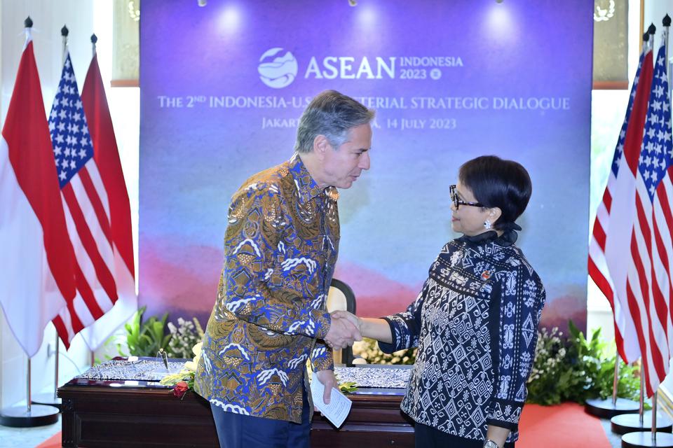 Menteri Luar Negeri Retno Marsudi (kanan) bersalaman dengan Menteri Luar Negeri Amerika Serikat Antony J Blinken (kiri) saat pertemuan bilateral di Jakarta, Jumat (14/7/2023).