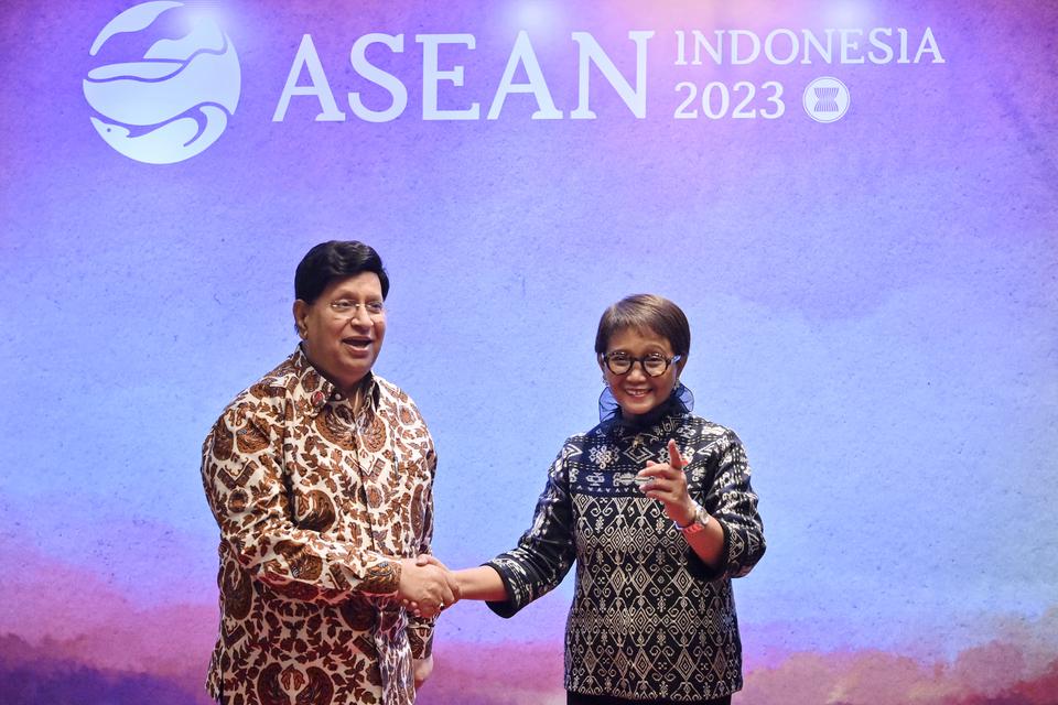 Menteri Luar Negeri Retno Marsudi (kanan) bersalaman dengan Menteri Luar Negeri Bangladesh Asad Majeed Khan (kiri) dalam pertemuan bilateral di Jakarta, Jumat (14/7/2023).