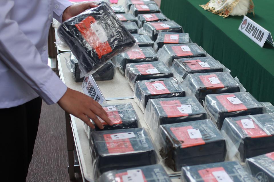 Petugas menata barang bukti narkotika jenis sabu saat rilis pengungkapan kasus peredaran narkotika di Ditresnarkoba, Polda Metro Jaya, Jakarta, Senin (17/7/2023). 