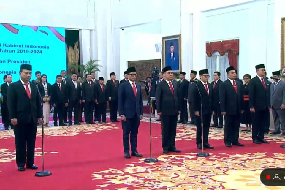 Presiden Joko Widodo melantik Menkominfo dan lima orang wakil menteri hari ini di Istana Negara, Jakarta, Senin (17/7). Foto: Youtube/Sekretariat Presiden.