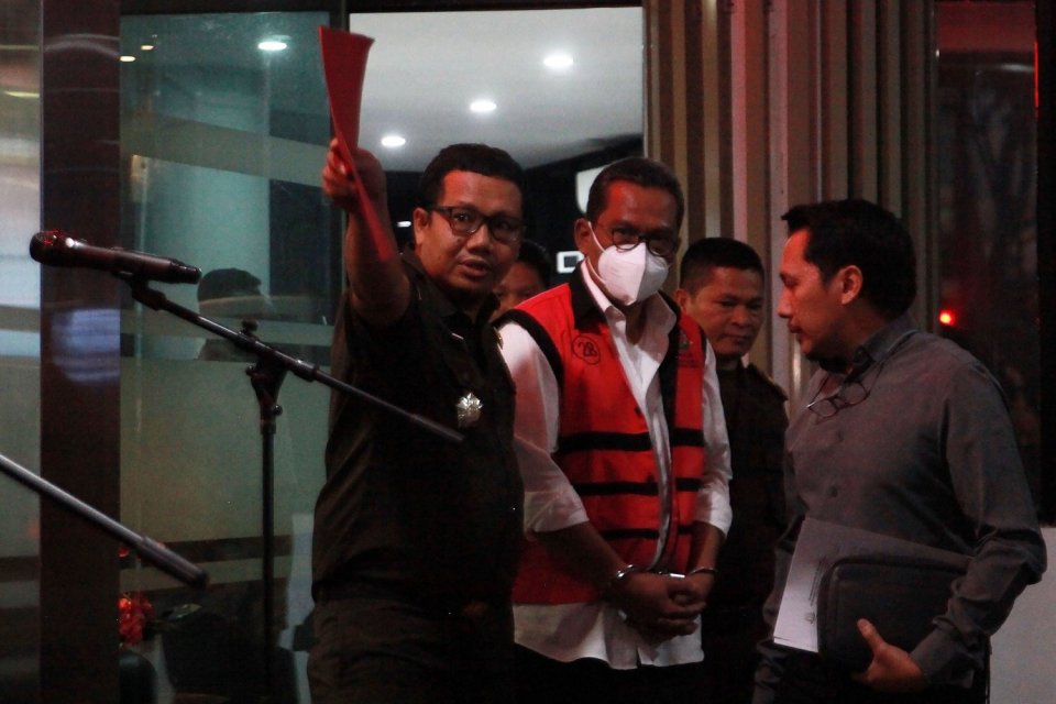 Tersangka Windu Aji Sutanto (tengah) berjalan menuju mobil tahanan di Gedung Bundar, Kejaksaan Agung, Jakarta, Selasa (18/7/2023).