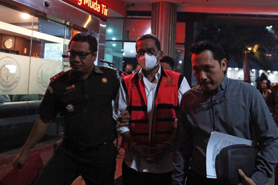 Tersangka Windu Aji Sutanto (tengah) berjalan menuju mobil tahanan di Gedung Bundar, Kejaksaan Agung, Jakarta, Selasa (18/7/2023).
