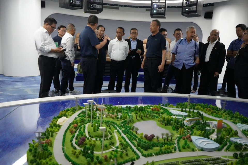 Menteri Investasi Bahlil Lahadalia mengunjungi Xin Yi Group di Wuhu, Cina, Selasa (18/7).