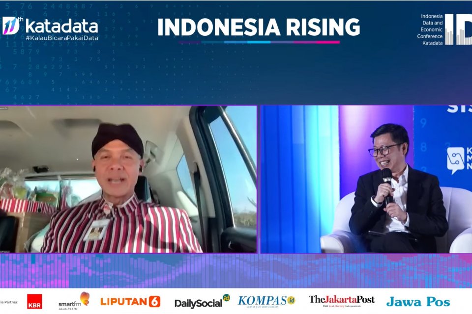 Ganjar Pranowo diwawancarai CEO Katadata Metta Darmasaputra dalam acara IDE 2023