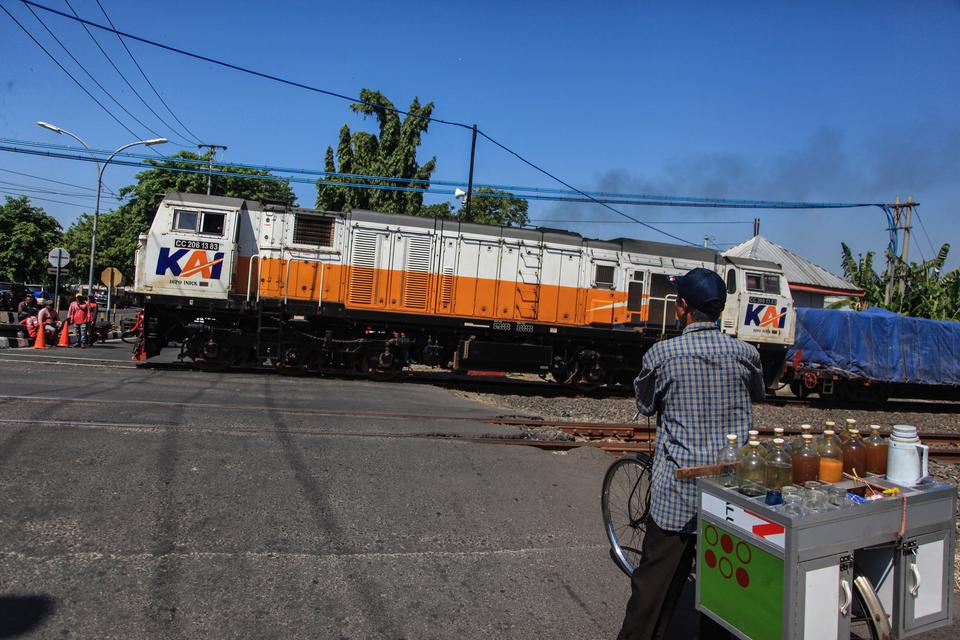 Kereta Api Tak Bisa Berhenti Mendadak, KAI: Publik Harus Berhati-hati