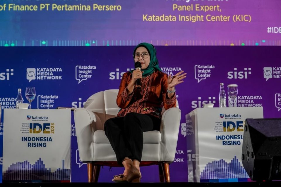 Direktur Keuangan Pertamina Emma Sri Martini sebagai pembicara dalam IDE2023 di Grand Ballroom Hotel Kempinski Jakarta, Kamis (20/7)