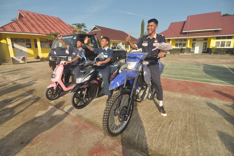 Presiden Joko Widodo memberikan bantuan peralatan dan perlengkapan praktek berupa satu unit kendaraan motor listrik, dua unit kendaraan motor dan satu unit mobil untuk digunakan siswa sebagai bahan belajar.