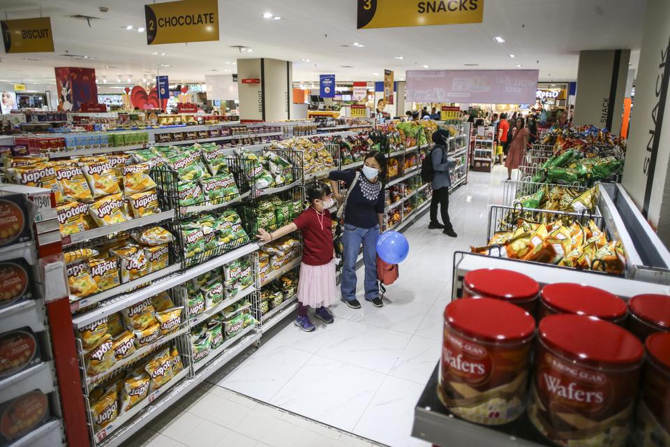 Calon pembeli memilih makanan di salah satu pusat perbelanjaan di Jakarta, Sabtu (22/7/2023). Gabungan Produsen Makanan dan Minuman (Gapmmi) memproyeksikan industri makanan dan minuman akan tumbuh sebesar 7 persen pada 2023, merupakan imbas adanya berbaga