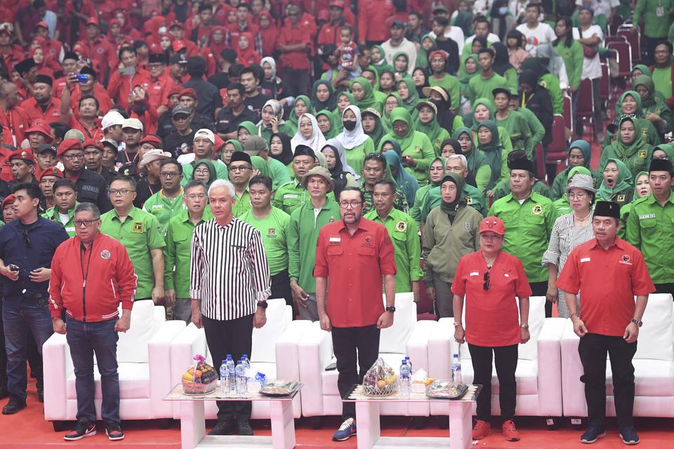 Bakal calon presiden (Bacapres) dari PDI Perjuangan Ganjar Pranowo (kedua kiri) didampingi Sekjen PDI Perjuangan Hasto Kristiyanto (kiri) dan Ketua DPD PDI Perjuangan Jawa Barat Ono Surono (ketiga kanan) saat menghadiri konsolidasi lintas partai politik p