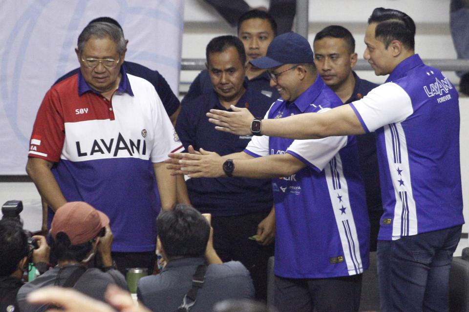 Presiden Keenam RI, Susilo Bambang Yudhonono (kiri) bersama Ketua Umum Partai Demokrat Agus Harimurti Yudhoyono (kanan) dan Bacapres Koalisi Perubahan untuk Persatuan (KPP) Anies Baswedan (tengah) hadir menyaksikan pertandingan voli Indonesia melawan Viet