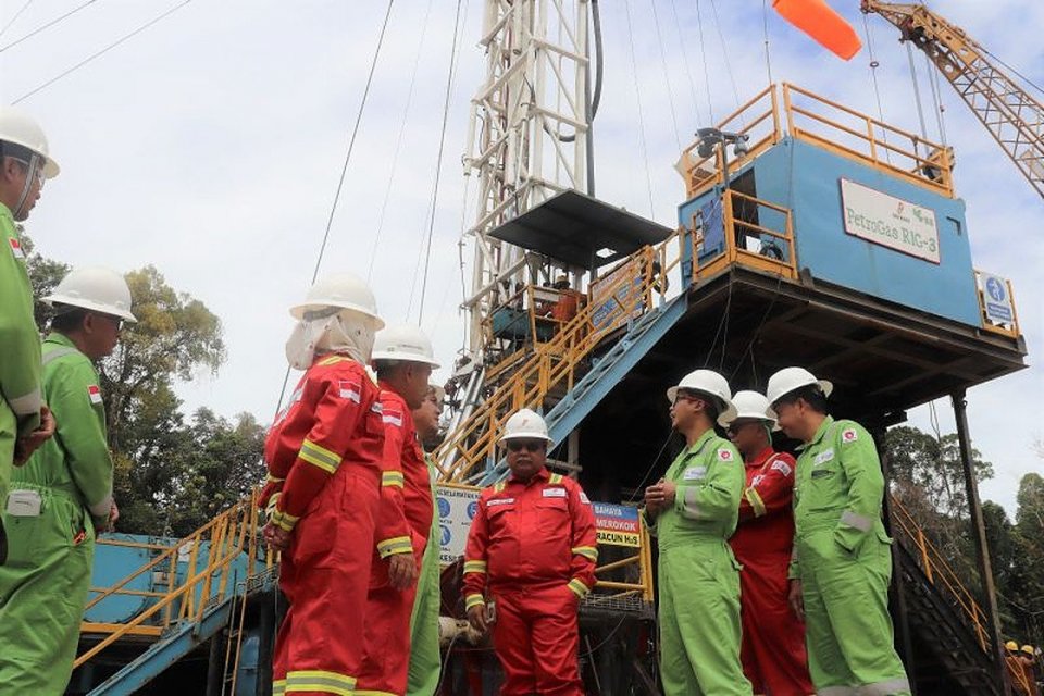 SKK Migas dan PT Petrogas (Basin) Ltd melakukan tajak sumur eksplorasi Riam-1 di Walio Barat, Kabupaten Sorong, Provinsi Papua Barat Daya.