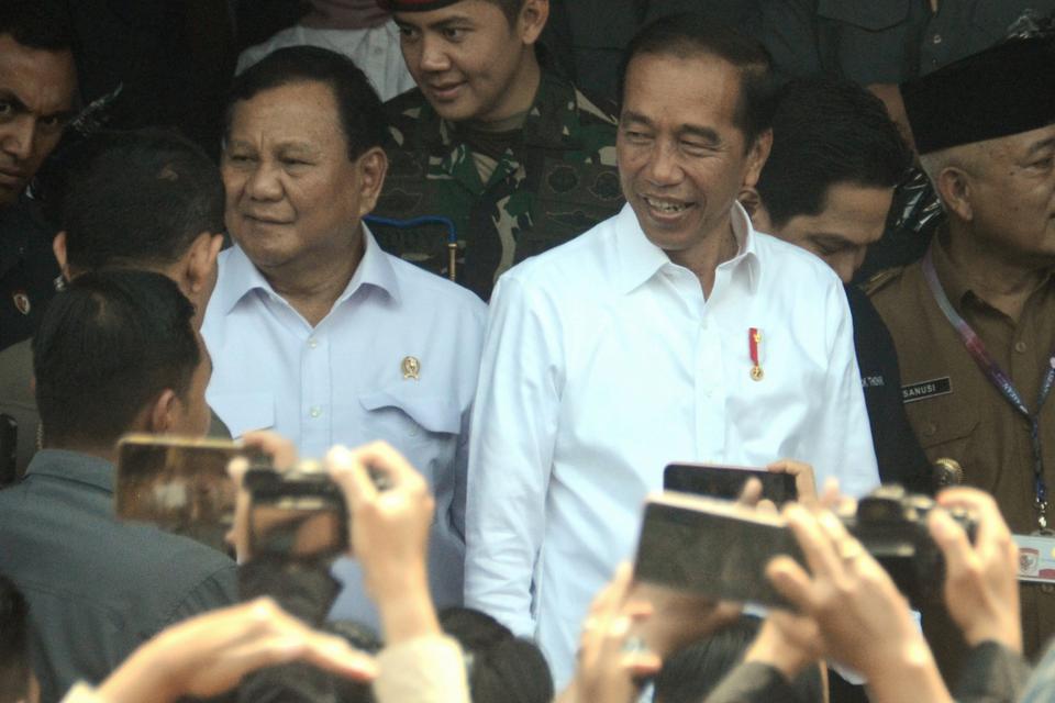Presiden Joko Widodo didampingi Menteri Pertahanan Prabowo Subianto (kiri) saat melakukan kunjungan kerja di Pasar Bululawang, Malang, Jawa Timur, Senin (24/7/2023). 