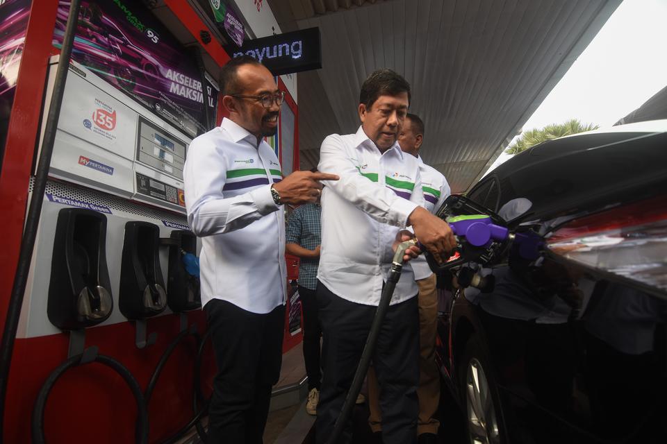 Direktur Logistik & Infrastruktur PT Pertamina (Persero) Alfian Nasution (kanan) bersama Direktur Utama Pertamina Patra Niaga Riva Siahaan melakukan pengisian Bahan Bakar Minyak (BBM) jenis Pertamax Green 95 saat peluncurannya di SPBU MT Haryono, Jakarta,