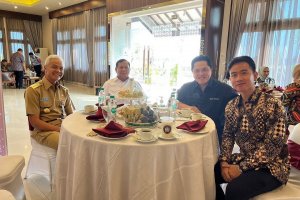 Ganjar Pranowo, Prabowo Subianto, Erick Thohir, dan Gibran Rakabuming saat sarapan di Bandara Adi Soemarmo Solo, Senin (24/7). Foto: Instagram Erick T